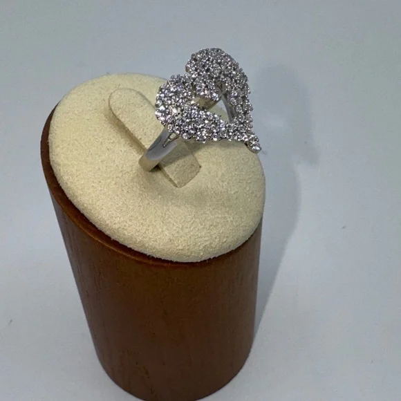 18k 1.5ct Heart Ring - Picture 8 of 12